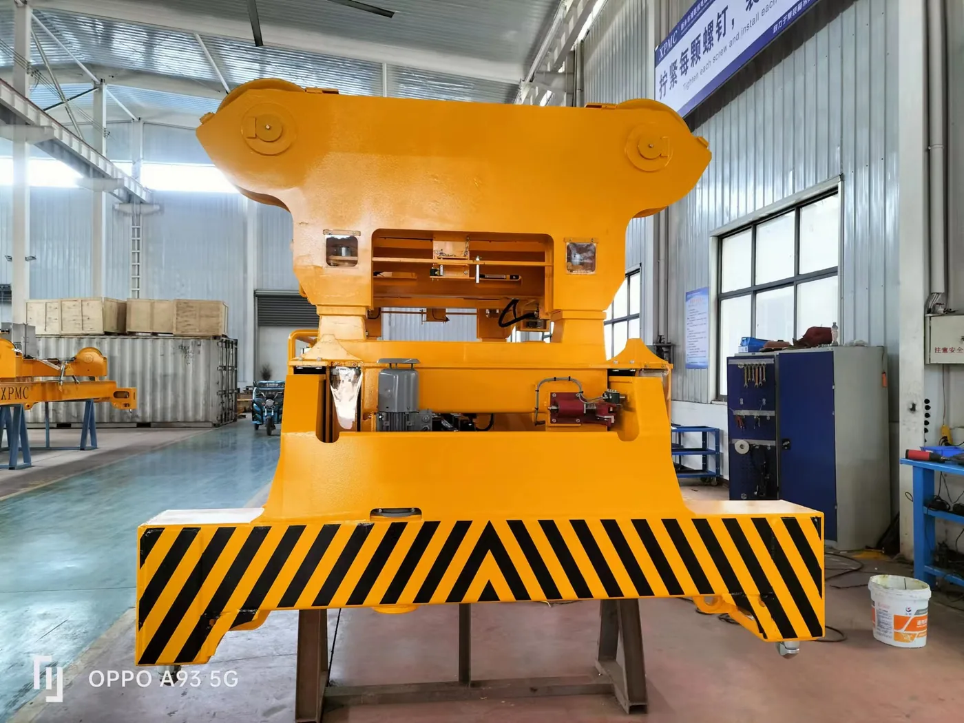 Headblock and Spreader Assembly Left View
