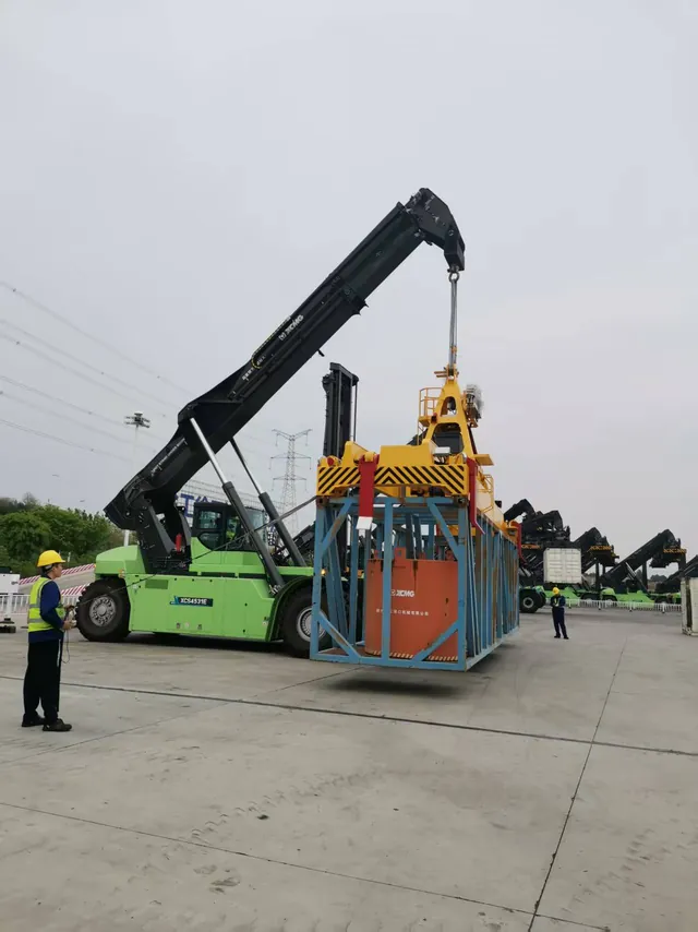 Hydraulic Telescopic Traversing Spreader view 3